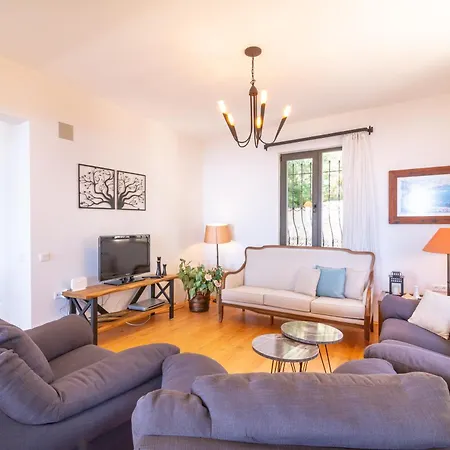 Peak House - 4-bedroom With Stunning Bay View Apartment *