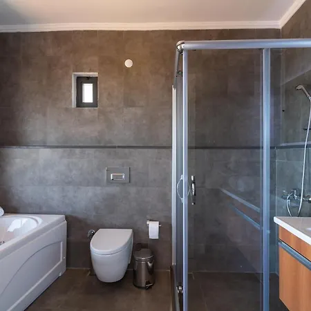 Peak House - 4-bedroom With Stunning Bay View Apartment