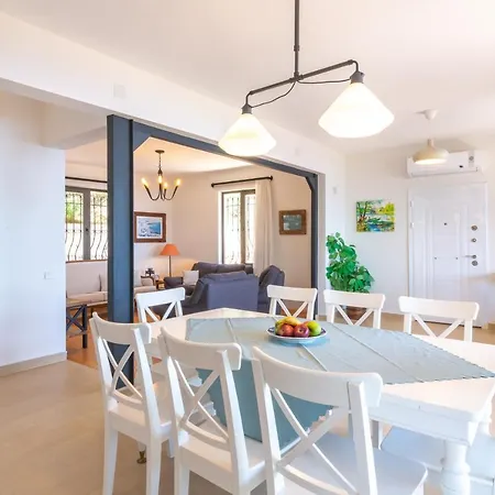 Peak House - 4-bedroom With Stunning Bay View Apartment *